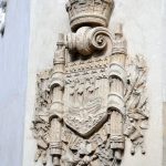 Écusson de la ville de Paris sur le mur de l'école Louise Michel