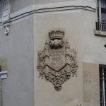 École Louise Michel et emblème de la ville de Paris