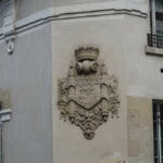 École Louise Michel et emblème de la ville de Paris