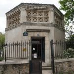 Fontaine devenue Commanderie à l'angle des rues Norvins et Jean-Baptiste Clément