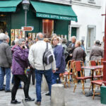 Les adhérents attendent patiemment l'heure du repas rue Norvins