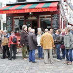 Les adhérents attendent l'heure du repas devant le Consulat