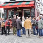 Les adhérents attendent l'heure du repas devant le Consulat