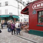Les adhérents attendent patiemment l'heure du repas rue Norvins